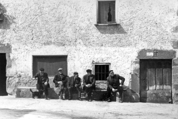 De charla en la plaza del pueblo