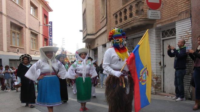 Por la de la melena rizada