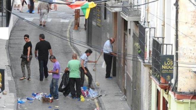 Expediente a Urbaser por no limpiar la calle San Antón tras la comida popular del 19 de agosto