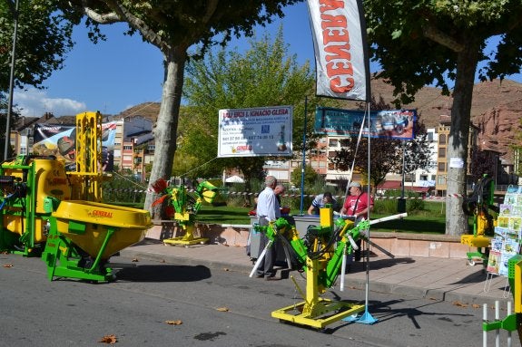 Paseo entre máquinas y tractores