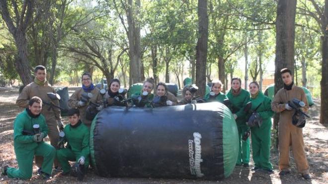 La tarde de 'paintball' reunió a 50 jóvenes