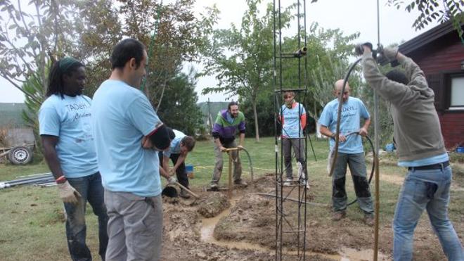 Un alfareño enseña a extraer agua en el tercer mundo