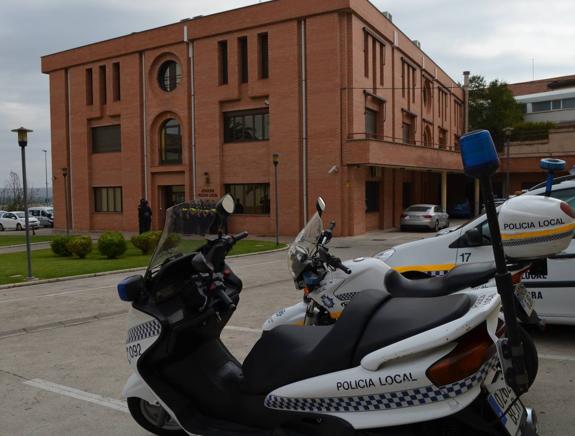 El defensor del Pueblo pide que la Policía Local de Calahorra no entre con armas a los calabozos