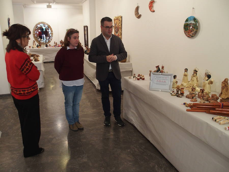 Un mercadillo de artesanía recauda fondos para el saneamiento de agua en El Salvador