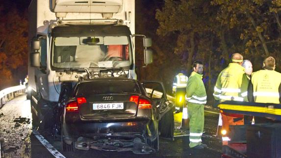 Un padre y su hijo mueren en un choque frontal entre un camión y un coche en Villanueva