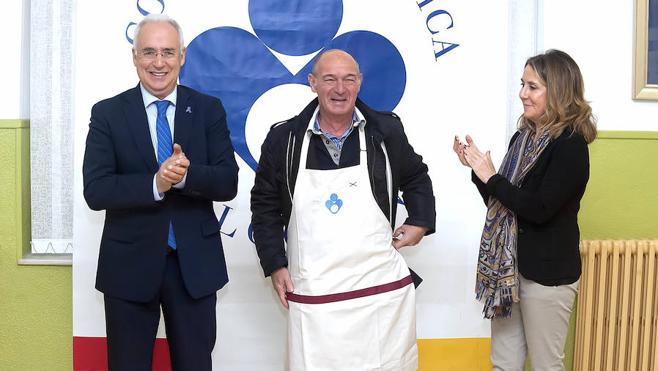 La Asociación 'La Becada' recibe el delantal solidario de la Cocina Económica