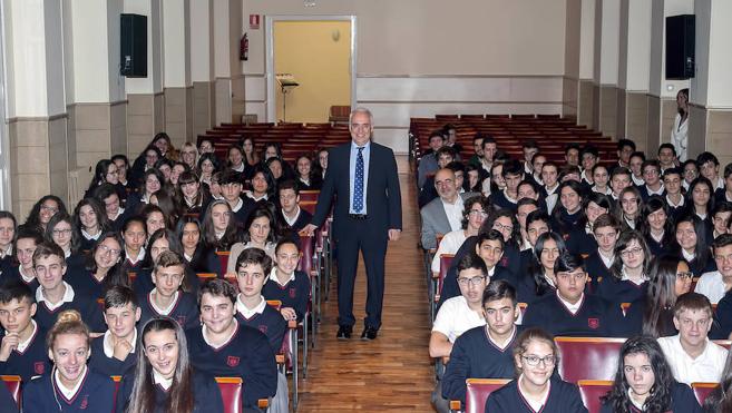 Ceniceros acerca la Constitución a los alumnos del colegio Compañía de María