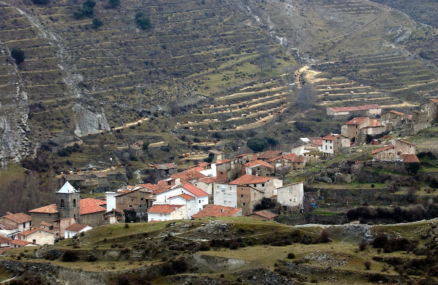 Munilla abre las visitas al Belén Mecánico de Peñalva de 1950