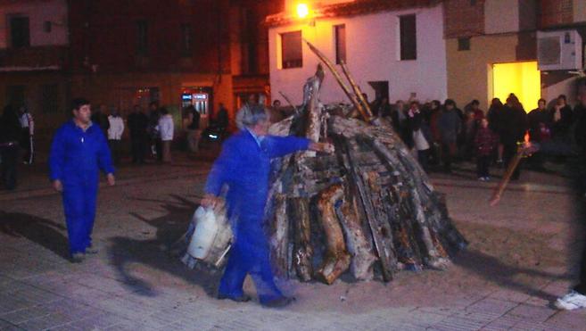 Más de 100 hogueras por San Antón