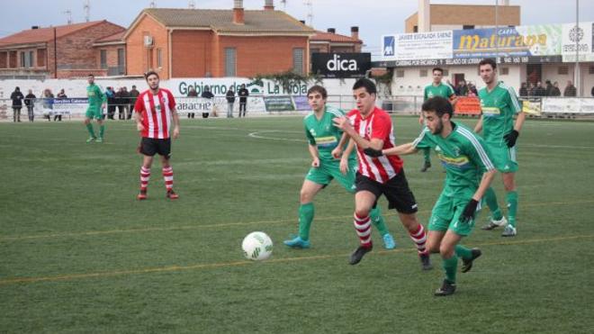 El Ríver remonta al bajar el balón y pone distancia frente a La Calzada