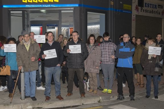 Un centenar de vecinos protesta contra el cambio en la zona azul