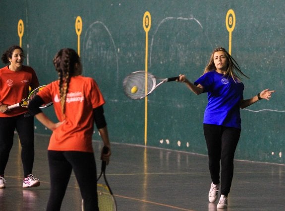 Con raqueta en el frontón