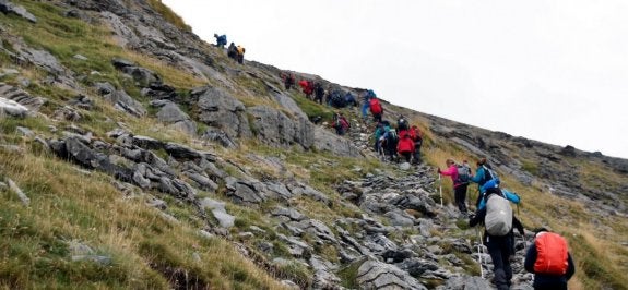 La asociación jarrera Toloño propone una treintena de salidas a la montaña