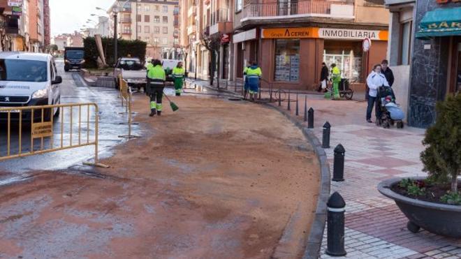 Cientos de toallitas húmedas taponan la red y llenan una calle de aguas fecales