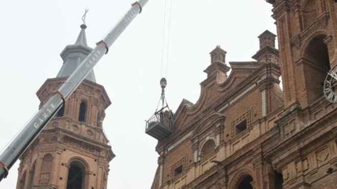 Retirada de nidos de la espadaña de San Miguel