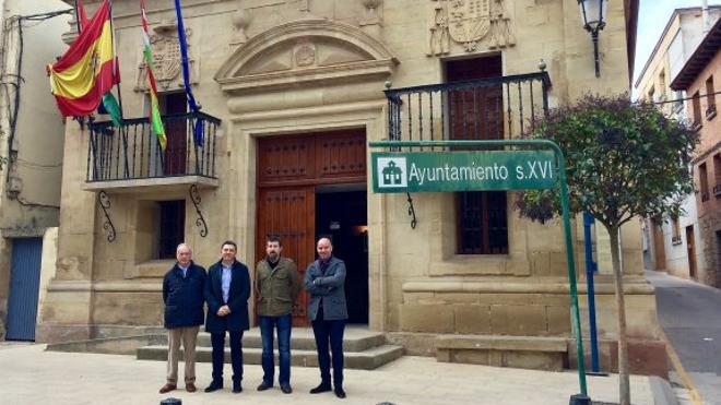 Baños repara la cubierta y limpia la piedra de la fachada del Ayuntamiento