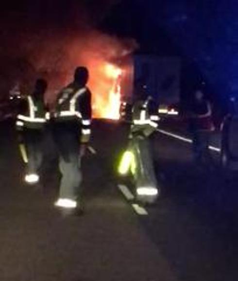 El incendio de un camión corta el tráfico en la A-13
