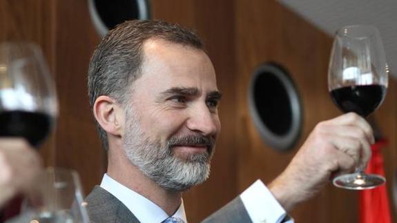 Felipe VI recibe 12 botellas de Rioja de añadas significativas en su vida