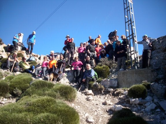 La A.D. Toloño asciende a la cima de peña Isasa