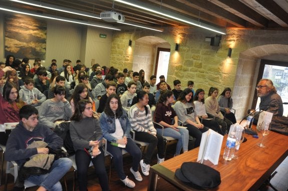 Ricardo Gómez, con los alumnos de Corazonistas