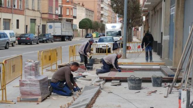 El Ayuntamiento repara la acera en la calle Alfonso Peña de Santo Domingo