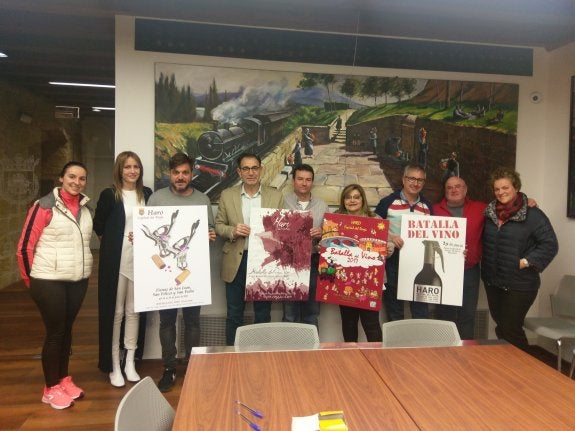 El cartel de fiestas, entre cuatro