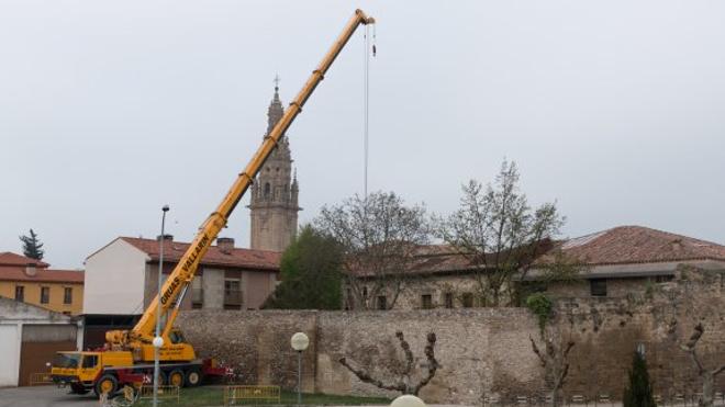 Instalación de la grúa en el Corregimiento