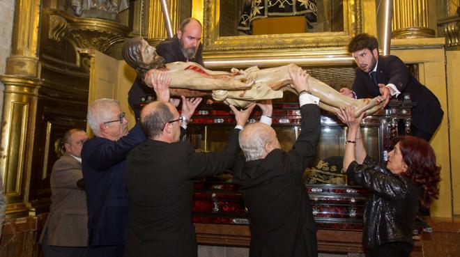 Cientos de riojanos acuden al rito de la limpieza del Cristo del Sepulcro