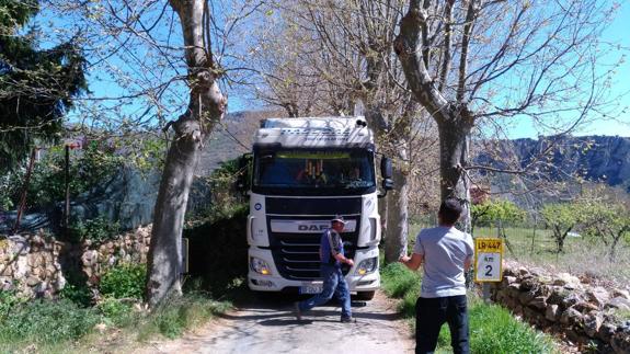 Un camión portugués que iba a Cantabria acaba atascado en... Nestares