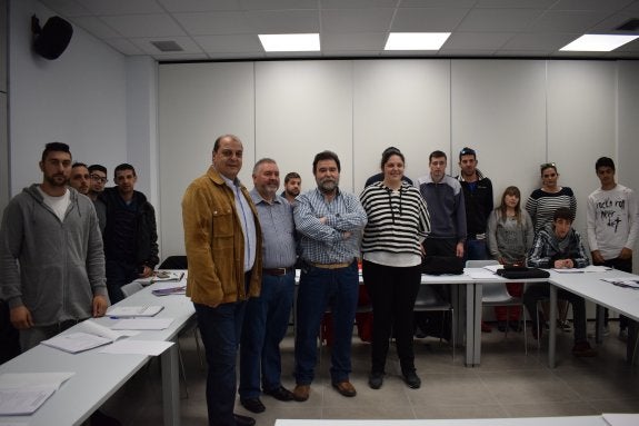 Trece jóvenes estrenan el vivero de empresas con un curso de electricidad