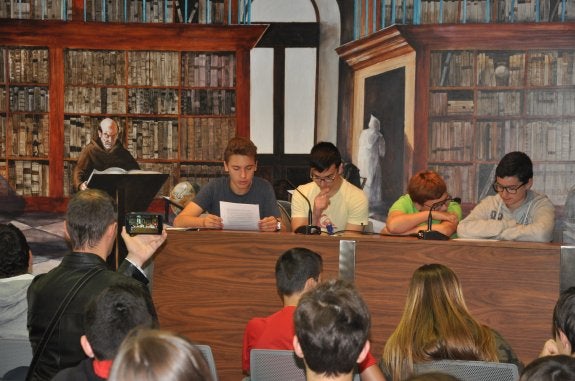 Lectura de los alumnos de Corazonistas