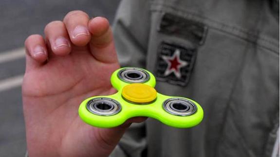 ¿Qué tiene el 'fidget spinner', el nuevo juguete de moda?