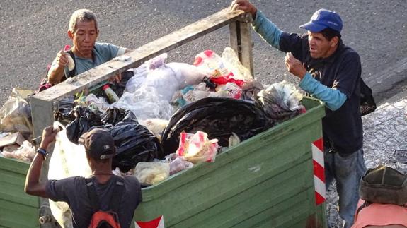 «Esto es lo que veo desde mi casa, indigentes que buscan algo en la basura que comer»