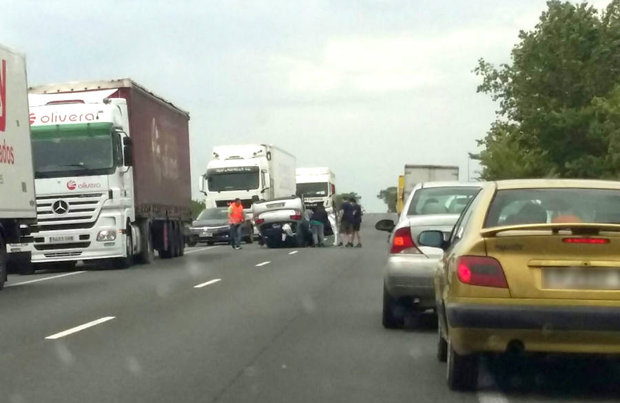 Un coche vuelca en medio de la N-232 en Aldeanueva