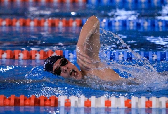 Camino de las vacaciones en la piscina