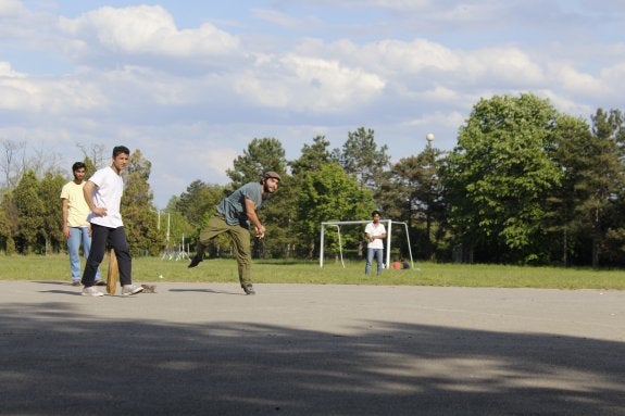 Un riojano regresa del campo serbio de Obrenovac donde ha creado un proyecto deportivo con refugiados