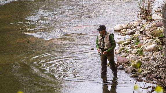 Medio Ambiente prohíbe pescar en Peroblasco por falta de agua y no descarta cerrar más cotos