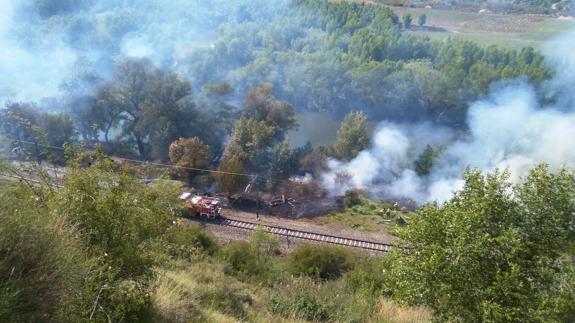 Una avería en una locomotora provoca un incendio en Gimileo y corta el tráfico ferroviario riojano