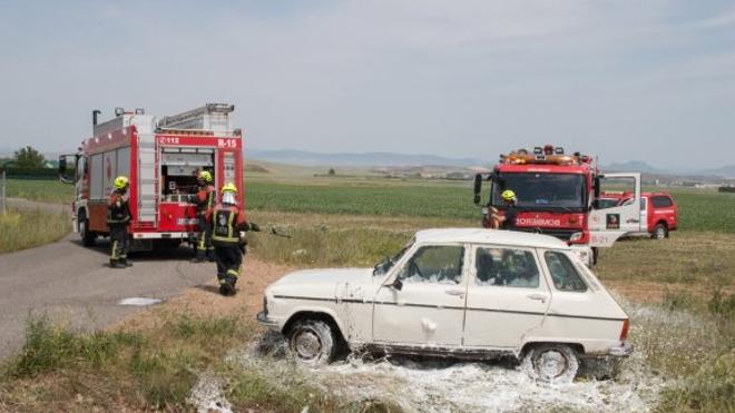 Sale ileso tras volcar su coche en Santo Domingo