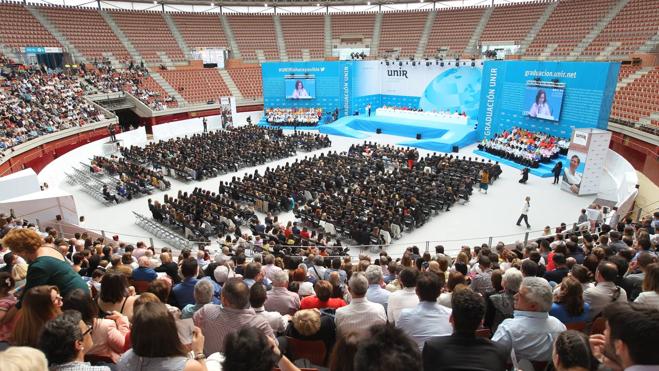 Multitudinaria fiesta de graduación de la UNIR