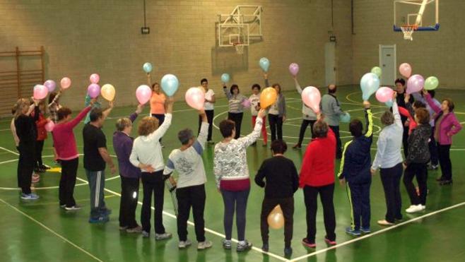 Veintiocho personas en el taller de risoterapia