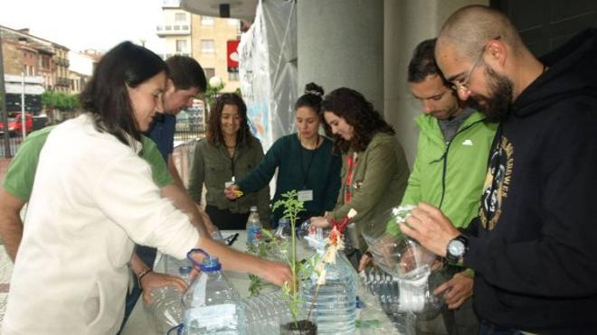 Numerosas personas en el taller medio ambiental