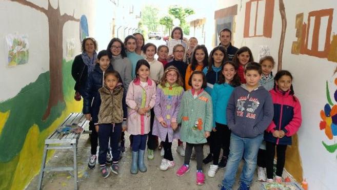 Niños najerinos pintaron un mural junto al paseo