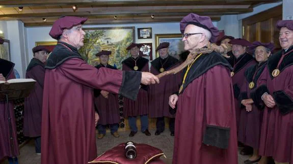 El Nobel Kydland investido cofrade de mérito de la Cofradía del Vino de Rioja