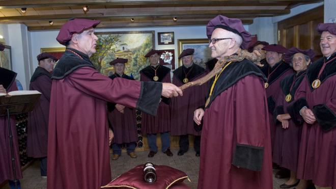 El Nobel Kydland investido cofrade de mérito de la Cofradía del Vino de Rioja