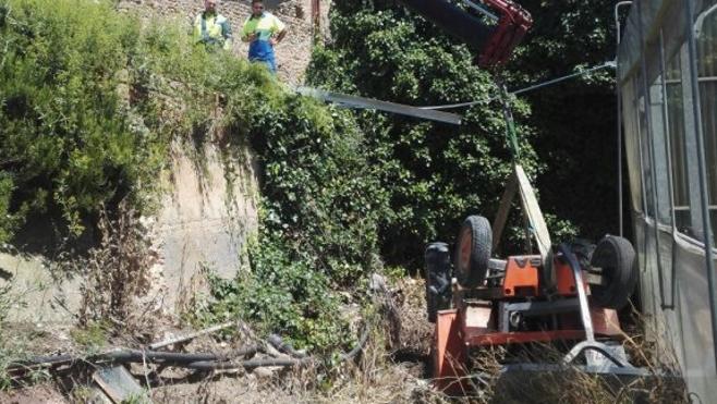 Herido un joven de 29 años al caer su dúmper