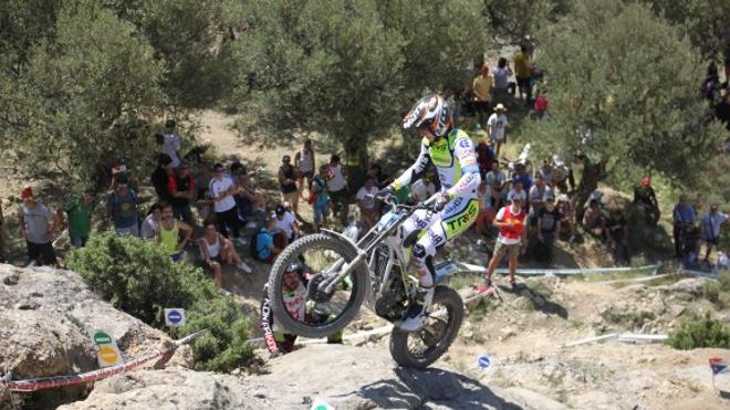 Toni Bou pisa fuerte en Arnedillo