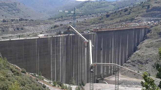 Fallece un trabajador al caer de una altura de 70 metros en la presa de Enciso