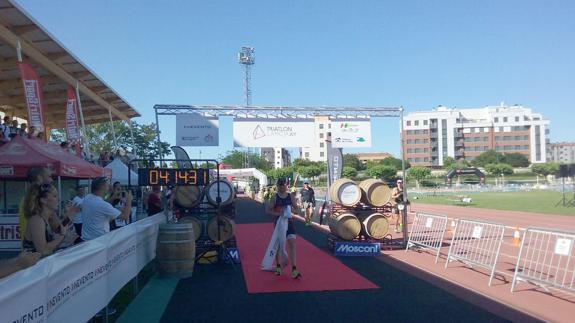 Joan Ruvireta y Aintzane Argaiz, ganadores del Triatlón de La Rioja